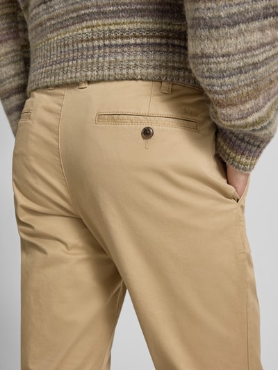 Männermodel trägt Straight Fit Chino mit Gesäßtaschen von MCNEAL, Beige, Elastischer Baumwoll-Mix, Eingrifftaschen, Nahaufnahme Rückansicht.