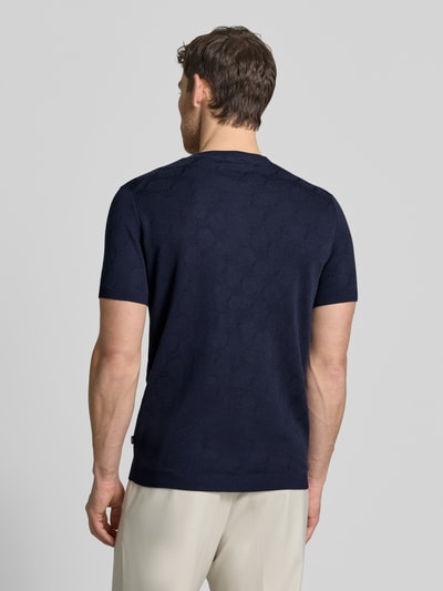 Männermodel trägt dunkelblaues Herren T-Shirt mit Viskose-Anteil und Rundhalsausschnitt Modell 'Ravao' von JOOP! Collection, Baumwoll-Viskose-Mix, Label-Detail, Modern Fit; Rückenlänge bei Größe M 69 cm, Ganzkörperansicht Rückansicht.