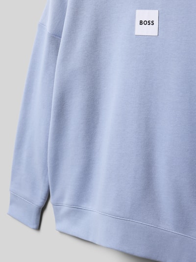 Produktfoto, Regular Fit Sweatshirt aus Baumwoll-Mix von Boss, unifarben hellblau mit Label Patch, langarm, glatte Textur, Crew Neck.