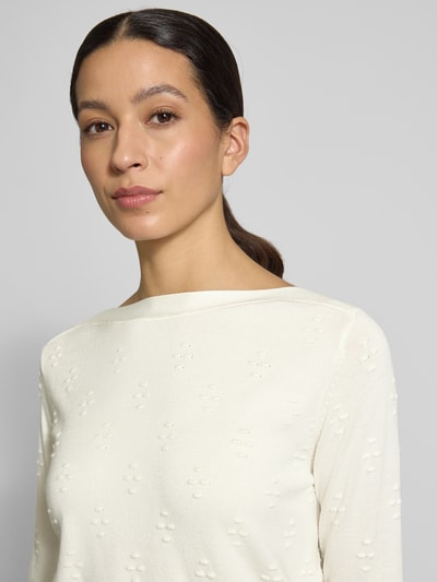 Frauenmodel trägt Regular Fit Pullover aus Viskose-Mix Modell 'Grace' von ZABAIONE in Strick-Optik mit Strukturmuster, Nahaufnahme Oberkörper.