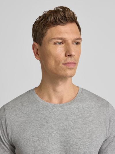 Männermodel trägt T-Shirt mit Rundhalsausschnitt im 2er-Pack von MCNEAL, Baumwoll-Viskose-Mix, Regular Fit, Nahaufnahme Oberkörper.