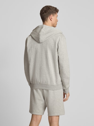 Männermodel trägt Sweatjacke mit Logo und Känguru-Tasche von GAP in Grau, Baumwoll-Mix, Regular-Fit, Kapuze, Rückansicht, Ganzkörperansicht Rückansicht.