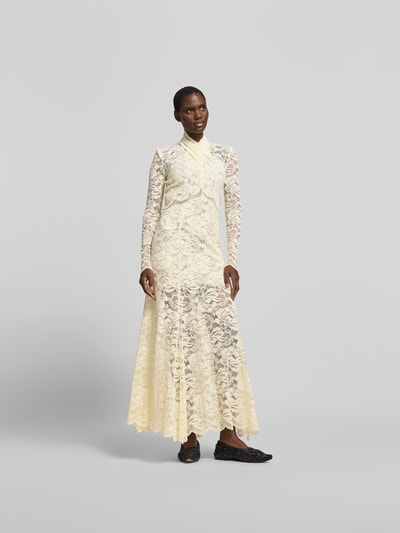 Frauenmodel trägt Maxikleid aus Spitze mit Stretch-Anteil von Rabanne, Cremefarbe, Langärmelig, Stehkragen, Körpernahe Passform, Elastischer-Material-Mix, Gesamtlänge 149 cm, Brustweite 40 cm, Taillenweite 31 cm, Ganzkörperansicht von vorne.
