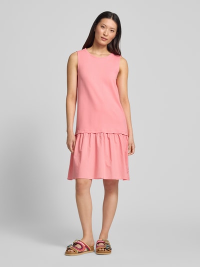 Frauenmodel trägt Relaxed Fit Freizeitkleid aus Viskose-Mix von Tom Tailor in Rosa mit glatter Textur, Ganzkörperansicht von vorne, Damen Freizeitkleid von Tom Tailor.