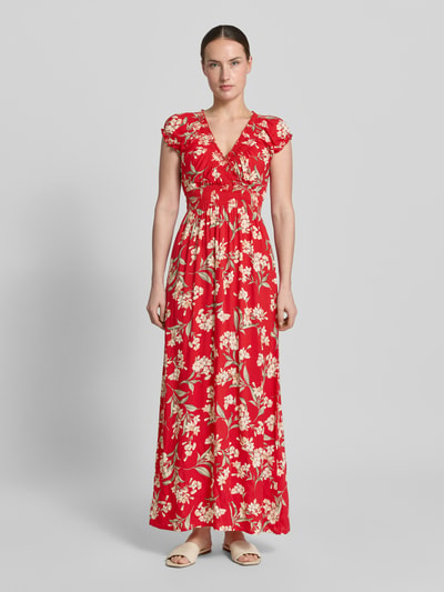 Vrouwenmodel draagt Maxikleid aus Viskose mit V-Ausschnitt und Smok-Details van Apricot, rood met bloemen, getailleerd model, V-hals, zuiver viscose, ruglengte maat S 121 cm, borstwijdte maat S 38 cm, Ganzkörperansicht van voren.