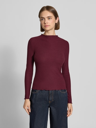 Frauenmodel trägt Slim Fit Langarmshirt mit Viskose-Anteil Modell 'EMMA' von ONLY in Dunkelrot, gerippte Struktur, Damen Langarmshirt von ONLY, Ganzkörperansicht von vorne.