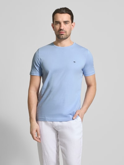 Männermodel trägt T-Shirt mit Rundhalsausschnitt und Label-Stitching von Fynch-Hatton in Hellblau, Reine Baumwolle, Regular-Fit, Rückenlänge 71 cm bei Größe M, Ganzkörperansicht von vorne.