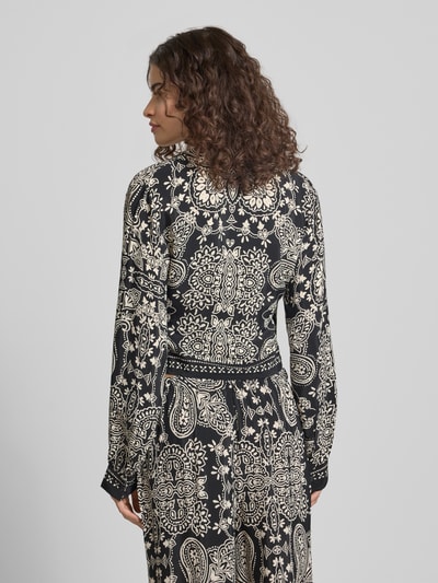 Frauenmodel trägt Shaped Fit Bluse aus reiner Viskose Modell 'LEMZA' von Only mit florales-Allover-Muster, Wickeloptik, Ganzkörperansicht Rückansicht.