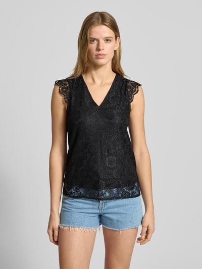 Vrouwenmodel draagt Slim Fit Blusentop met Spitzenbesatz Modell 'OLLINE' van Pieces, zwart, bloemenpatroon, V-hals, volledig vooraanzicht.