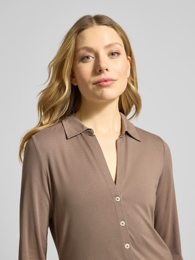 Modelka kobieca ma na sobie Regular Fit Hemdbluse aus Viskose-Mix od Marc O'Polo, efekt: jednolity kolor, kołnierzyk koszulowy, dekolt w serek, rękaw o dł. 3/4, lekko zaokrąglone wykończenie, mieszanka wiskozy, zbliżenie na górną część ciała.