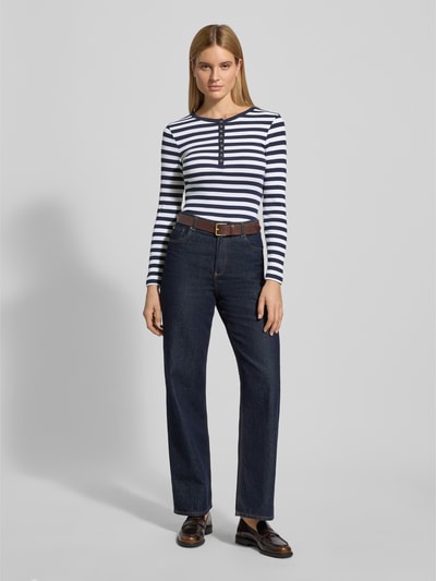 Vrouwenmodel draagt Shirt met lange mouwen met korte knoopsluiting van Christian Berg Woman, mix van biologisch katoen, slim fit, donkerblauw-wit gestreept, ronde hals, ruglengte maat S 55 cm, geheel van voren.