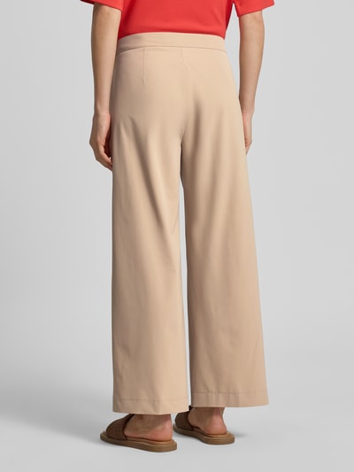 Frauenmodel trägt Culotte mit Längsnähten Modell 'PALINA' von Raffaello Rossi in Beige, Wide Leg, 6/8-Länge, Ganzkörperansicht Rückansicht. Bundweite bei Größe 36: 41 cm, Innenbeinlänge bei Größe 36: 71 cm.