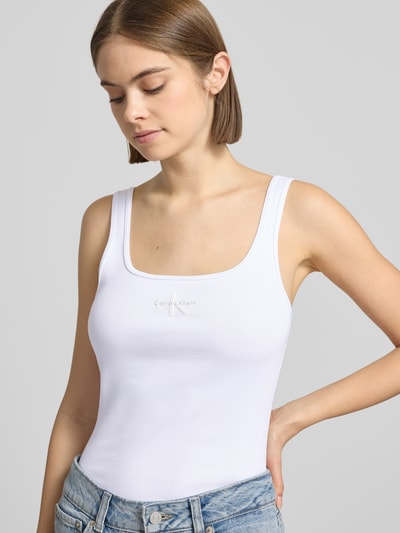 Kobiece modelka nosi Slim Fit Top mit Logo-Print Modell 'Scoop' von Calvin Klein Jeans, biały, krój slim fit, okrągły dekolt, zbliżenie na górną część ciała