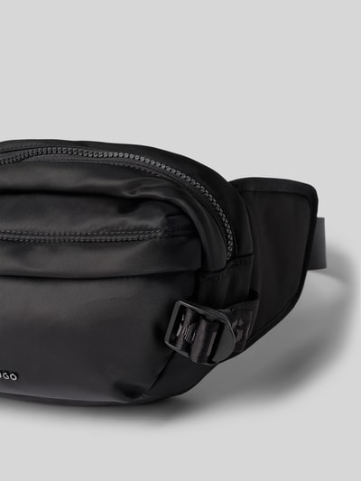 Produktfoto, schwarze Bauchtasche mit Label-Detail Modell 'AYDEN_New_WAISTBAG' von HUGO, glatte Textur, Herren Bauchtasche