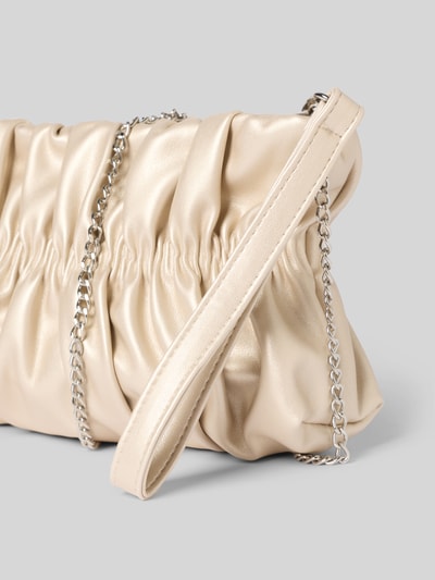 Produktfoto, Wristlet mit Raffungen von Jake*s Cocktail in cremefarbener Leder-Optik mit Ketten-Optik Schulterriemen, Reißverschluss, sichtbare Raffung, Maße 27 x 16 x 6 cm, Länge Schulterriemen 113 cm.