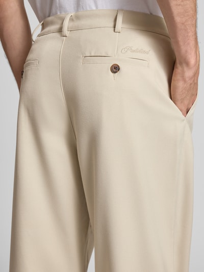 Männermodel trägt Wide Leg Hose mit Eingrifftaschen von PROHIBITED aus Material-Mix mit Viskose-Anteil, Nahaufnahme Rückansicht.