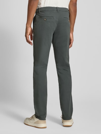 Männermodel trägt Straight Fit Chino aus Baumwoll-Mix von Tom Tailor in Dunkelgrün, glatte Struktur, Ganzkörperansicht Rückansicht. Herren Chino von Tom Tailor.