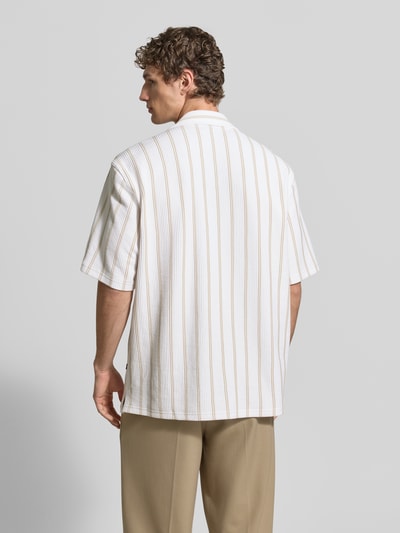 Männermodel trägt Relaxed Fit Kurzarmhemd aus Baumwoll-Mix von BOSS mit Allover-Muster, Reverskragen in Beige und Weiß, Ganzkörperansicht Rückansicht.
