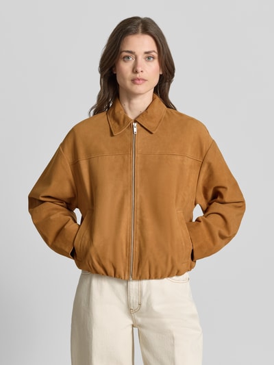 Frauenmodel trägt Bomberjacke aus Velours mit Eingrifftaschen von Jake*s Collection in Hellbraun, entspannter Schnitt, Reißverschluss, Ganzkörperansicht von vorne