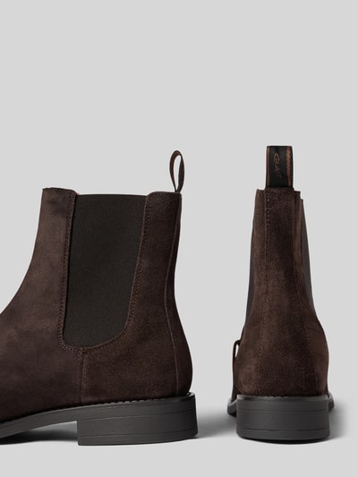 Produktfoto, braune Stiefeletten aus echtem Rindvelours Modell 'Fayy' von GANT auf hellem Hintergrund, glatte und matte Textur