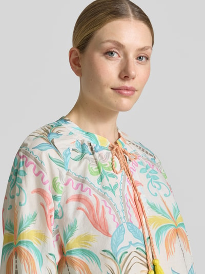 Frauenmodel trägt Relaxed Fit Bluse mit Schlüssellochausschnitt von Emily Van den Bergh aus Reine Baumwolle, Floraler Allover-Print, Langarm, Nahaufnahme Oberkörper.