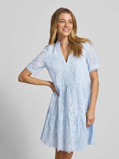 Vrouwenmodel draagt Minikleid mit Lochstickerei Modell 'Holi' van YAS, lichtblauw, puur katoen, A-lijn, V-hals, dames mini-jurk, ruglengte maat S 94 cm, borstwijdte 50 cm, mouwlengte 30 cm, ganzlichaamszicht van voren.