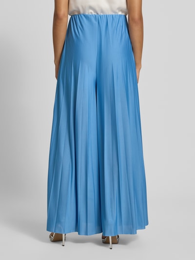 Frauenmodel trägt Stoffhose mit Plisseefalten Modell 'Samantha' von GUIDO MARIA KRETSCHMER WOMAN in Satin, blau, Wide Leg Fit, Ganzkörperansicht Rückansicht.