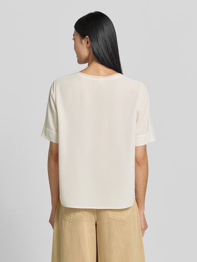 Frauenmodel trägt Blusenshirt mit Rundhalsausschnitt von Marc Cain, Chiffon, Regular Fit, schimmernder Kontraststreifen, Ganzkörperansicht Rückansicht.