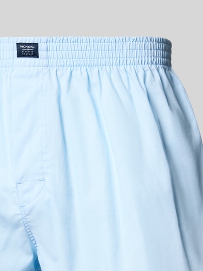 Männermodel trägt Boxershorts mit Label-Detail im 3er-Pack von MCNEAL in Hellblau, Reine Baumwolle, Lockerer-Schnitt, Elastischer-Bund, Nahaufnahme Oberkörper.