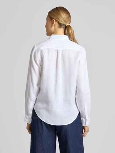 Frauenmodel trägt Regular Fit Leinenbluse mit Label-Stitching von Gant in Weiß, reine Leinen, Hemdblusenkragen, Rückenlänge 66 cm, Ganzkörperansicht Rückansicht.
