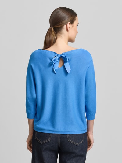 Frauenmodel trägt Relaxed Fit Pullover aus Viskose-Mix in Strick-Optik von comma in kräftigem Blau, U-Boot-Ausschnitt, 3/4-Arm, Rückenansicht