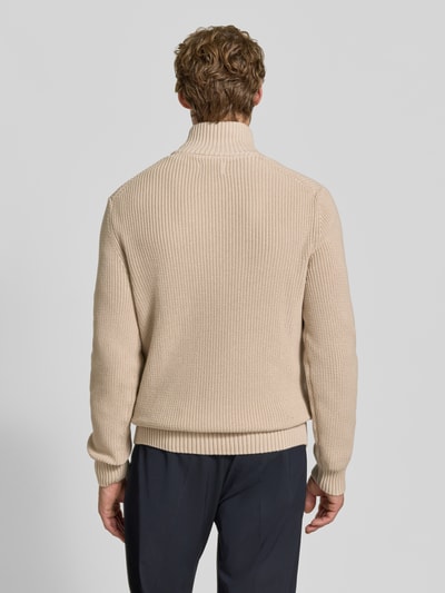 Männermodel trägt Slim Fit Strickpullover aus reiner Baumwolle mit Troyer-Kragen von MCNEAL in Beige, gerippte Abschlüsse, Ganzkörperansicht Rückansicht