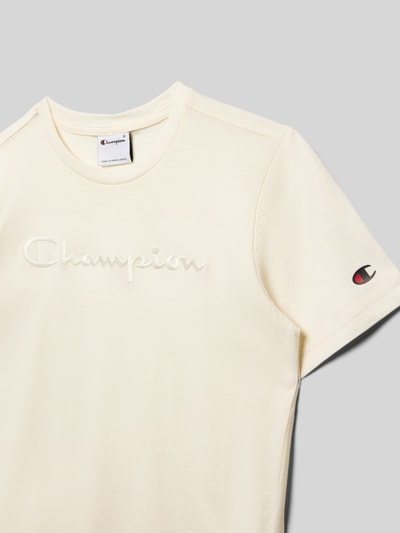 Produktfoto, cremefarbenes Regular Fit T-Shirt mit Logo-Stitching von Champion aus reiner Baumwolle, Rundhalsausschnitt, glatte Textur