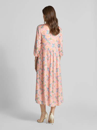Vrouwenmodel draagt Midikleid uit viscose met ronde hals van Rich & Royal, straight fit, 3/4-mouw, druppelvormige hals, ruglengte 125 cm, borstwijdte 49 cm, mouwlengte 45 cm, kleurrijk patroon, rugaanzicht, geheel lichaam.