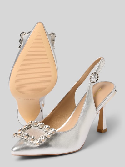 Produktfoto, Pumps aus echtem Leder mit Ziersteinbesatz von ALMA EN PENA, srebrny kolor, spiczysty nosek, ozdobne kamienie, otwarta pięta, wysokość obcasa w rozmiarze 40: 10 cm, wysokość cholewki w rozmiarze 40: 7 cm, szerokość w rozmiarze 40: 5 cm, gładka tekstura, błyszczące wykończenie