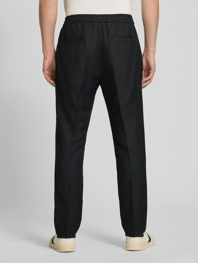 Männermodel trägt Regular Fit Hose aus Leinen-Viskose-Mix Modell 'NEIL' von Antony Morato in Schwarz mit Bügelfalten, elastischer Bund, Ganzkörperansicht Rückansicht. Kontext: Herren Hose, Leinen-Viskose-Mix, Regular Fit, Bügelfalten, elastischer Bund, Bundweite bei Größe 50: 44 cm, Innenbeinlänge bei Größe 50: 74 cm.
