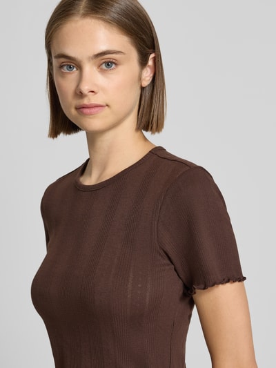 Frauenmodel trägt Slim Fit T-Shirt aus Baumwoll-Mix Modell 'TENNA' von ONLY, braun, strukturierte Oberfläche, Nahaufnahme Oberkörper, Damen T-Shirt von ONLY.