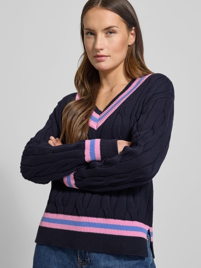 Vrouwenmodel draagt Strickpullover mit V-Ausschnitt van Christian Berg Woman in donkerblauw met roze ribboorden, puur katoen, regular fit, nahaufnahme bovenlichaam.