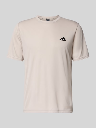 Produktfoto, helles Funktionsshirt mit Logo und Rundhalsausschnitt von adidas Training, Regular Fit, Rückenlänge bei Größe M 70 cm, glatte Textur