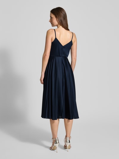 Modelka nosi Cocktailkleid mit Wasserfall-Ausschnitt von Jake*s Cocktail, satyna, taillierter krój, długość midi, sukienka z zamkiem z tyłu, szerokość w rozmiarze 36: 32 cm, długość pleców w rozmiarze 36: 90 cm, widok całej sylwetki z tyłu.