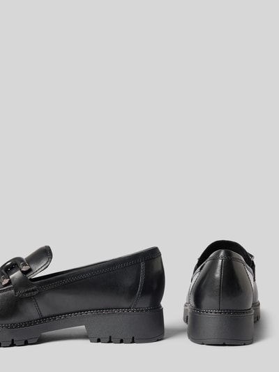 Produktfoto, schwarze Loafer aus echtem Rindsleder von Tamaris für Damen, glatte Oberfläche, robuste Sohle, neutraler Hintergrund.