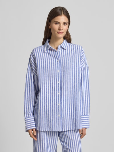Frauenmodel trägt Relaxed Fit Hemdbluse mit überschnittenen Schultern von Christian Berg Woman im Allover-Look, blau-weiß gestreift, Hemdblusenkragen, Knopfleiste, Ganzkörperansicht von vorne. Rückenlänge bei Größe 38: 77 cm, Ärmellänge bei Größe 38: 52 cm.