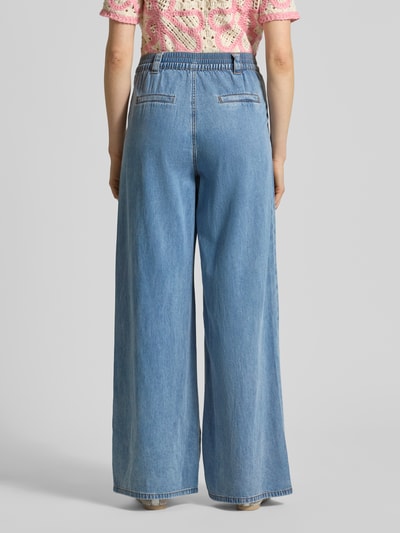 Frauenmodel trägt Jeans mit elastischem Bund und Eingrifftaschen Modell 'RUDY' von SUNCOO PARIS, Lyocell-Baumwoll-Mix, Wide Leg, Ganzkörperansicht Rückansicht