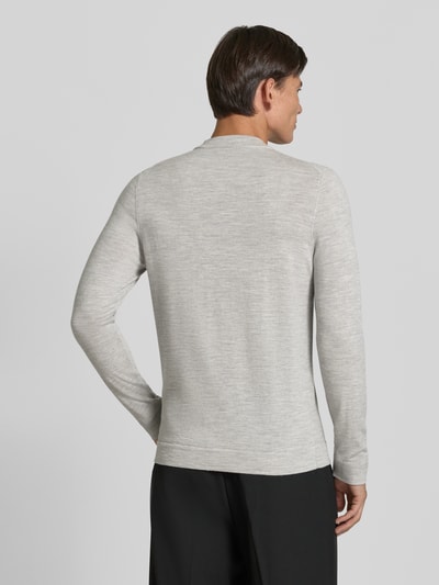 Männermodel trägt Slim Fit Longsleeve aus reiner Schurwolle Modell 'Arwon' von DRYKORN in Hellgrau, Gerade Formen, feine Textur, Ganzkörperansicht Rückansicht, Herren Longsleeve, Stehkragen, Rückenlänge 67 cm, Ärmellänge 68 cm.