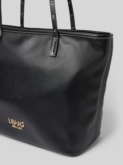 Produktfoto, Tote Bag mit Logo-Applikation Modell 'Evrim' von Liu Jo White aus schwarzem strukturiertem Material, schmale Schulterriemen, goldenes Logo, sichtbares Hauptfach mit Reißverschluss, Maße: 41x39x16 cm, Schulterriemen 60 cm.