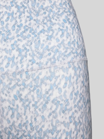 Frauenmodel trägt Slim Fit Leggins mit breitem Bund Modell 'Freesoft' von VARLEY, Muster in Blau und Weiß, Detailaufnahme, Damen Leggins