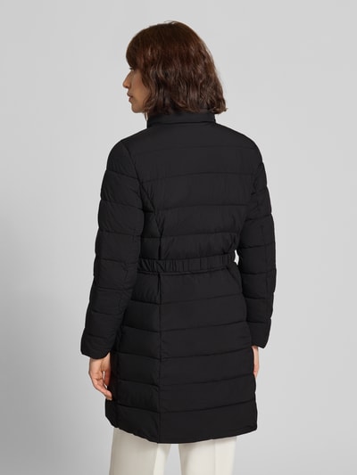 Frauenmodel trägt schwarzen Taillierter Steppmantel mit Kapuze von Lauren Ralph Lauren, glatte Oberfläche, Ganzkörperansicht Rückansicht.