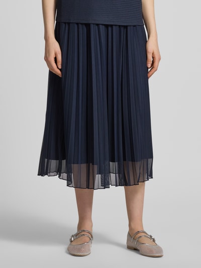 Frauenmodel trägt Regular Fit Midirock mit elastischem Bund von Betty Barclay, Dunkelblau, Falten-Optik, Elastischer-Material-Mix, blickdichter Unterrock, Nahaufnahme Unterkörper, Ganzkörperansicht von vorne.