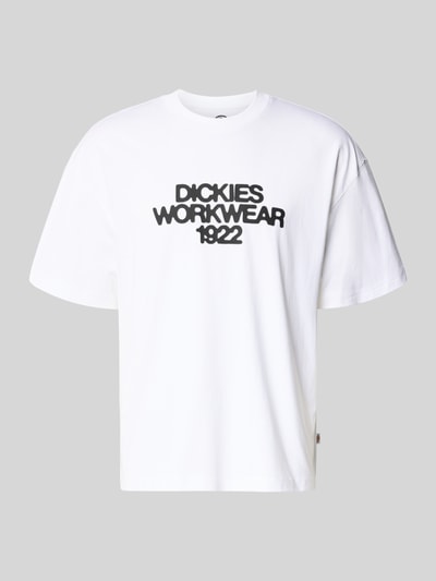 Produktfoto, weißes T-Shirt mit schwarzem Label-Print Modell 'TORREY' von Dickies aus Baumwolle im Regular Fit vor grauem Hintergrund