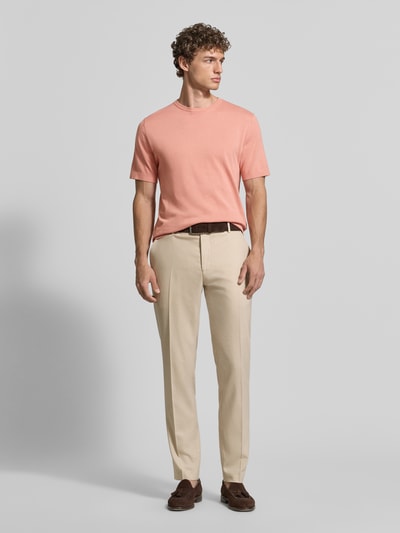 Männermodel trägt Regular Fit T-shirt aus zuiver biologisch katoen Modell 'TORINO' van SELECTED HOMME, look: effen, ronde hals, korte mouw, fijngebreid, Ganzkörperansicht von vorne